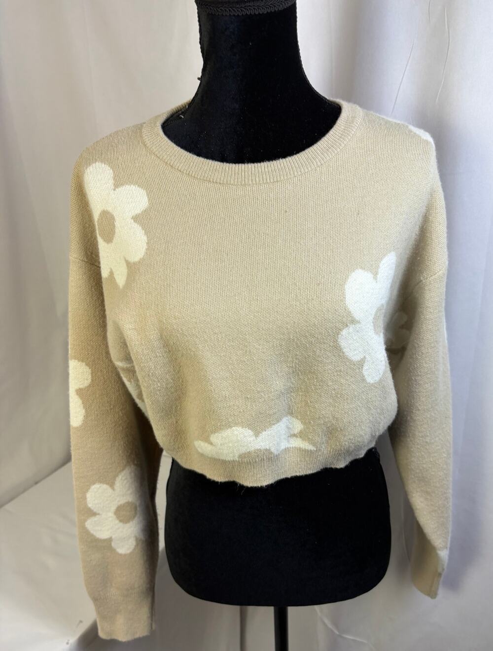 Beige Floral Knit Sweater Women's Medium Soft Crewneck Daisy Pullover